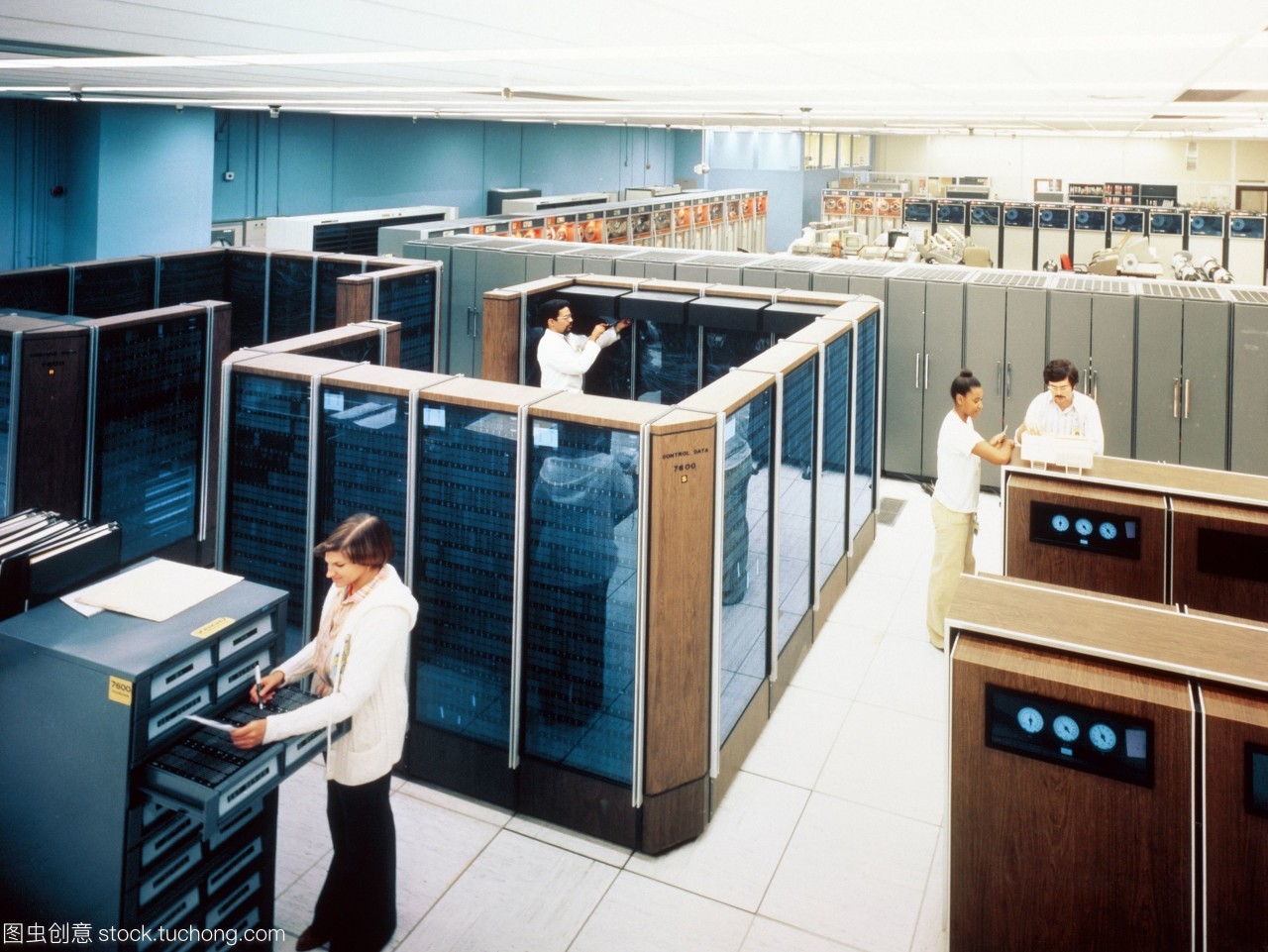 位于勞倫斯利弗莫爾國家實驗室llnl的cdc7600大型機之一。前景中的玻璃葉櫥柜擁有計算機的處理器。背景中的櫥柜是用于記錄或檢索信息,加載或保存程序的數據磁帶流。llnl有三部這樣的計算機,但它們的代碼正逐漸被轉移到更強大的cray-1超級計算機上。在llnl的cdc和cray計算機構成了世界上最大的研究計算機中心之一的心臟。
